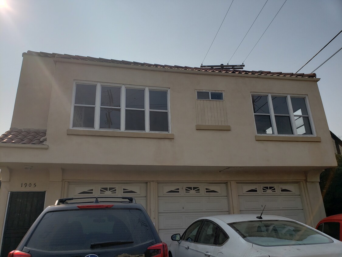 Outside view - 1905 N Alexandria Ave