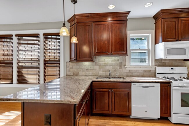 Salpicadero de piedra natural - 1015 18th Ave SE