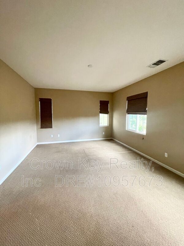 Building Photo - 671 W Esplanade Dr