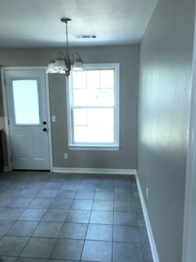 Primary Photo - 38 E Saxony St