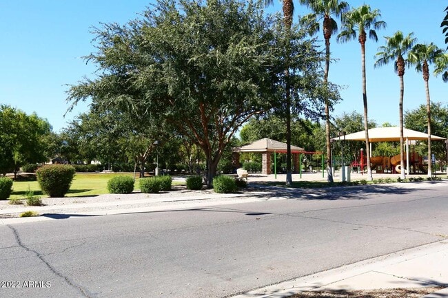 Foto del edificio - 1369 S Swallow Ln