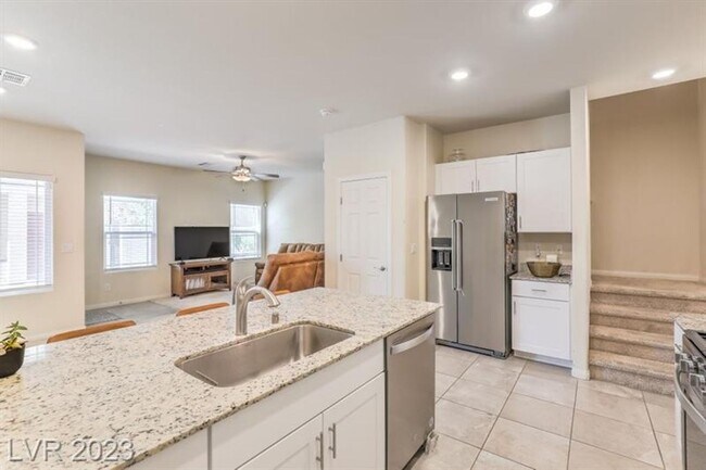 Foto del edificio - ** COMING SOON ** Modern Corner Lot Home with Loft, White Shaker Cabinets & Gated Community Living