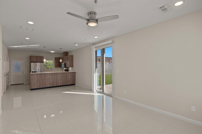 Building Photo - 1021 E La Cantera Ave