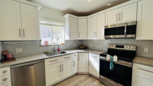 Building Photo - 911 N 14th Ave