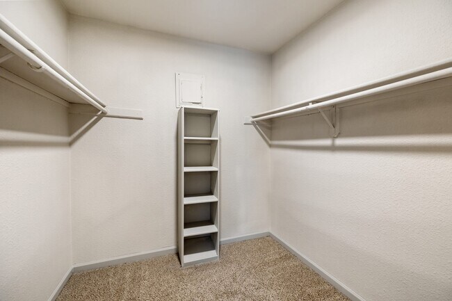 Building Photo - 8701 Town Park Dr