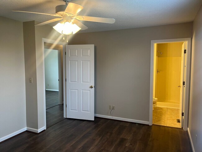 Foto del edificio - Split foyer 3 bedroom home in quiet area with bonus room, large yard, 2-car garage $2200