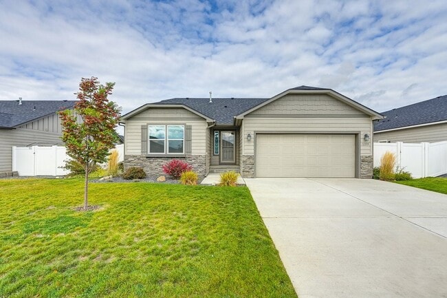 Building Photo - Bright 3-Bedroom Retreat with 2 Full Baths...