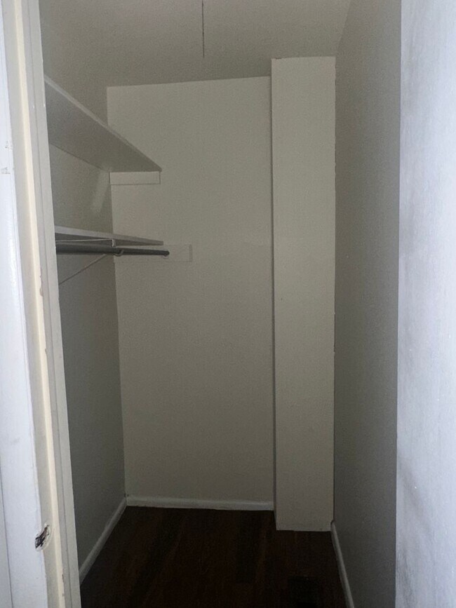Building Photo - 3 Bedroom house Available NOW!