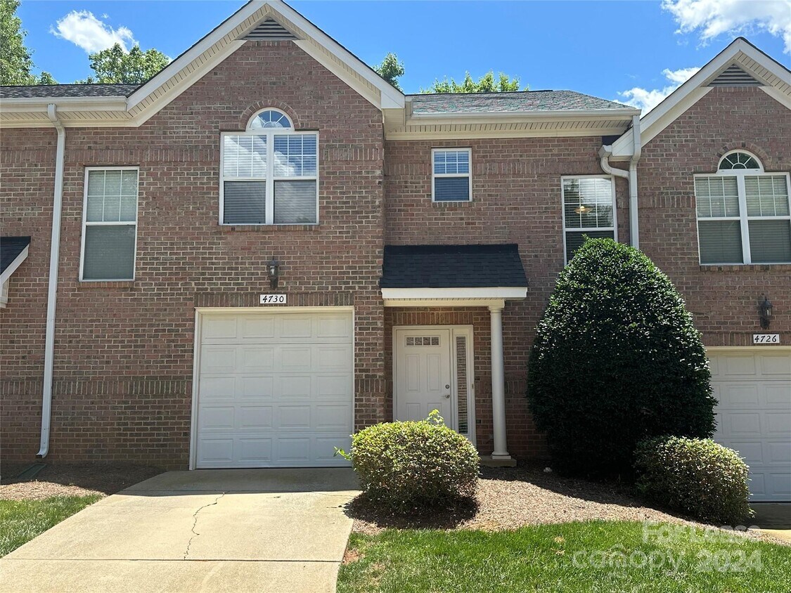 Foto principal - 4730 Hunter Crest Ln