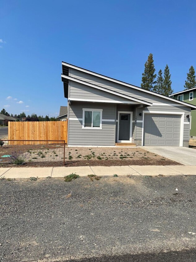 Newer Home in Great Neighborhood House Rental in La Pine, OR