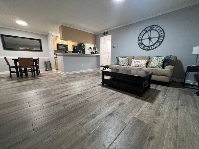 Foto del edificio - MOVE IN SPECIAL! Beautifully furnished 2/1...