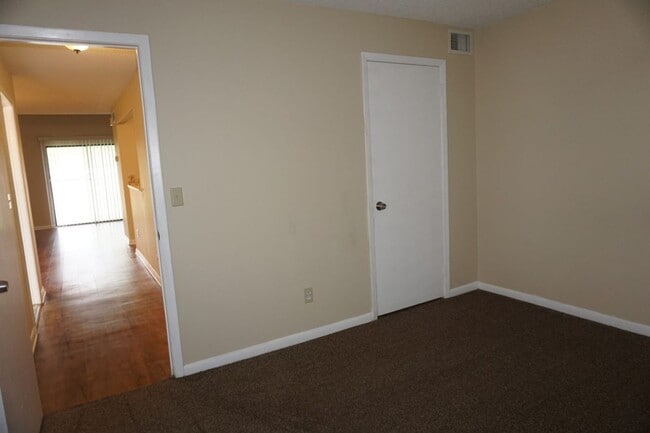 Building Photo - 2 bedroom townhome on Westside