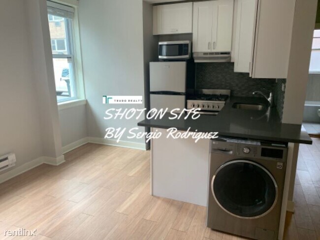 Foto del edificio - 3754 N Southport Ave