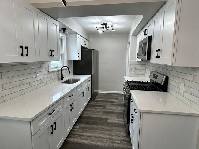 Foto del edificio - Charming Updated 4 Bedroom Cape Cod Home S...