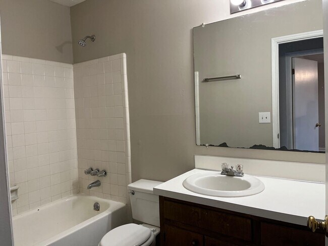 Building Photo - Crosscreek Dr #6