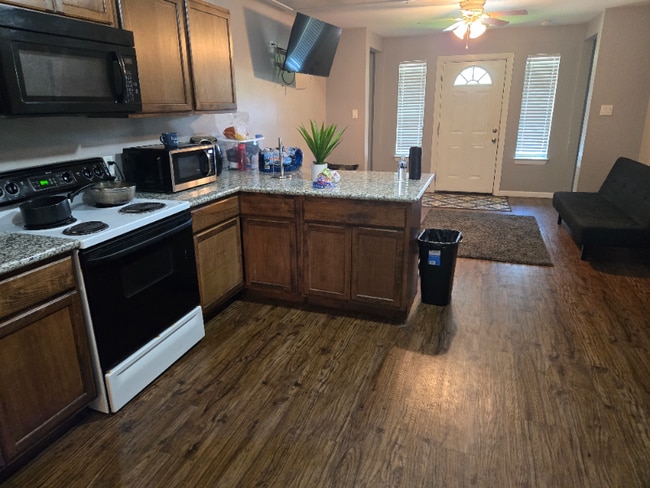 Building Photo - 111 Echols St