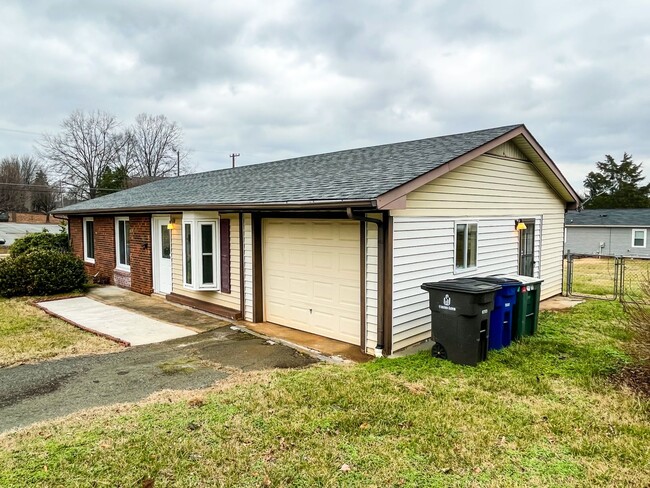 Building Photo - Cozy 3 Bedroom, 1 1/2 Bathroom Near Downto...