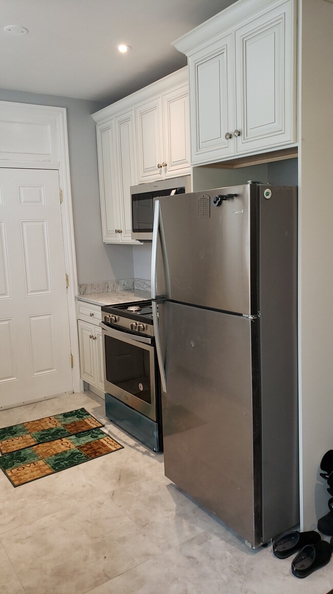 Kitchen - 4873 N Hermitage Ave