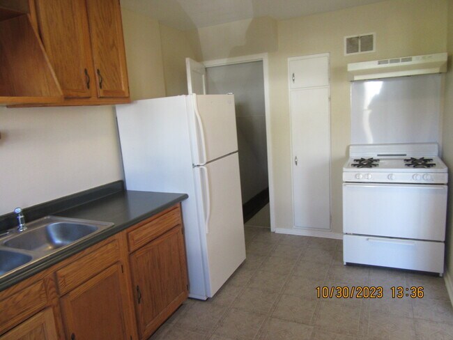 Building Photo - 165 Hemlock St