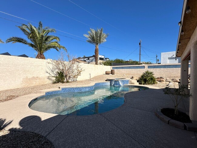 Foto del edificio - Pending! Unfurnished Long Term Pool Home