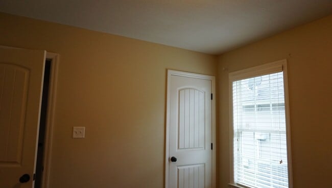 Building Photo - Beautiful and convenient