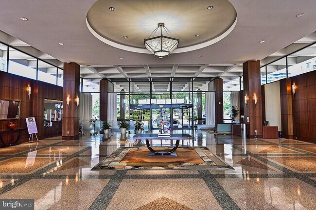Vestíbulo del edificio - 3705 S George Mason Dr