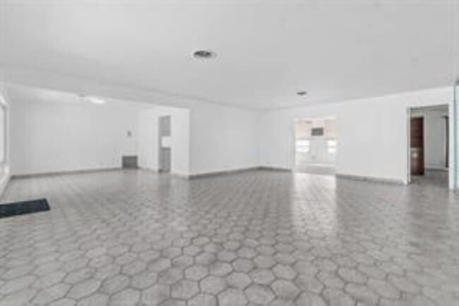 Building Photo - 5724 NE 15th Ave