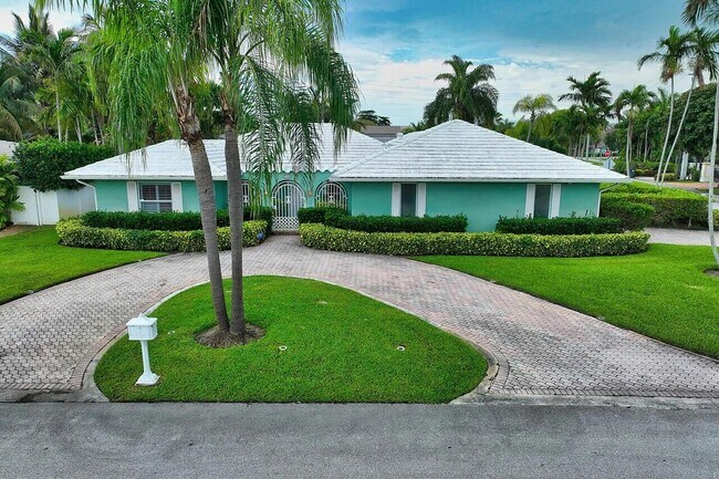 Building Photo - 700 Valencia Dr