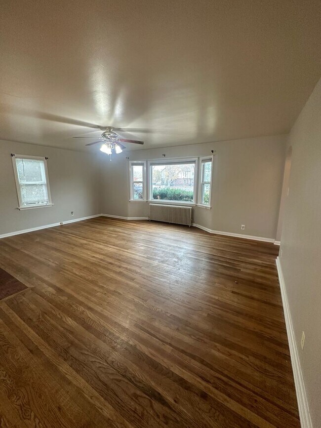 Building Photo - 2 BEDROOM, PLUS BONUS ROOM, 2 BATHROOM, SI...