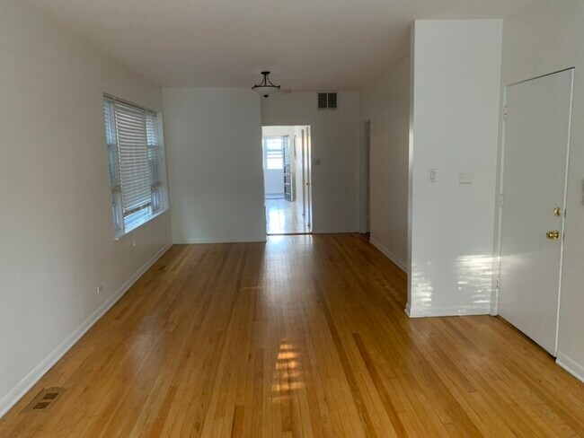 Building Photo - 3834 N Hermitage Ave