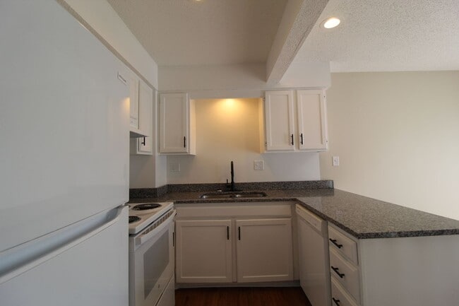Building Photo - Updated 2 Bedroom 1.5 Bath Duplex In Olathe