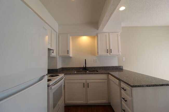 Foto del edificio - Updated 2 Bedroom 1.5 Bath Duplex In Olathe