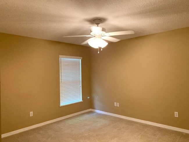 Building Photo - Gated Community 4 Bedroom 3 Bath on Cul-de...