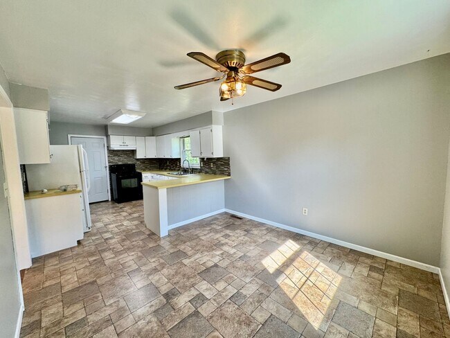 Building Photo - short term lease available