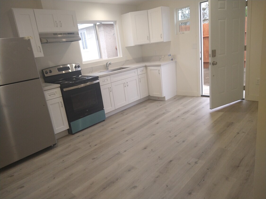 Foto principal - 10692 Kewen Ave