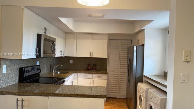 Foto del edificio - 8775 Park Blvd