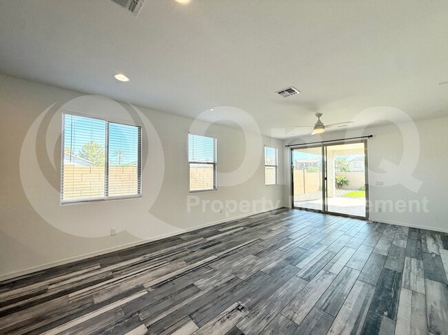 Building Photo - 349 E Hawaii Dr