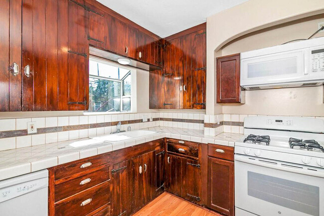 Great kitchen featuring updated appliances! - 4153 1st Ave