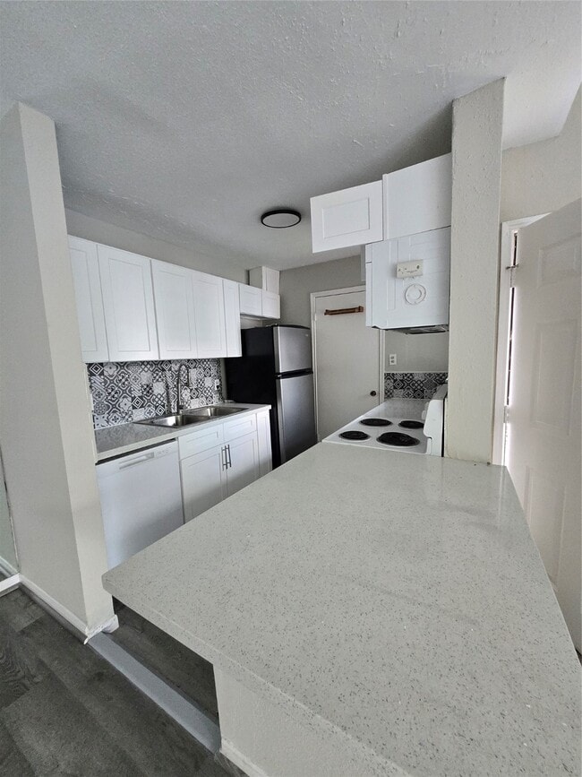 Building Photo - 9550 Deering Dr