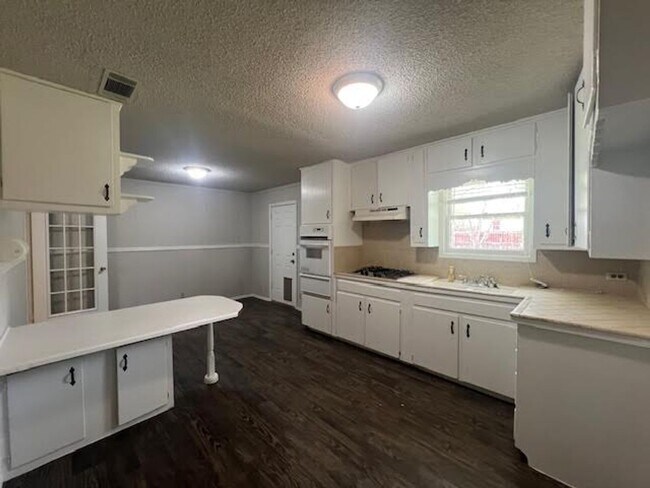 Building Photo - Cute 3 BR 1.5 BA located on S 26th