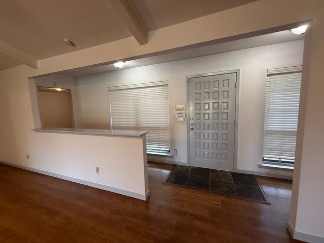 Building Photo - 254 Linda Ln