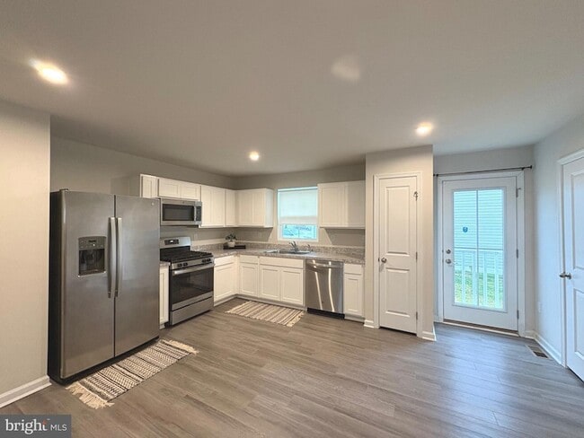 Building Photo - 27003 Greenleaf Dr