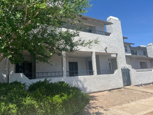 Foto del edificio - Modern 2-Bed Condo with Fireplace, Balcony & Designer Touches!