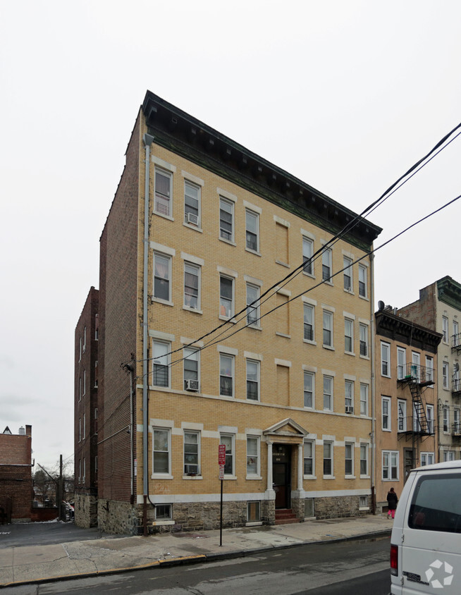 Primary Photo - Regency Apartments