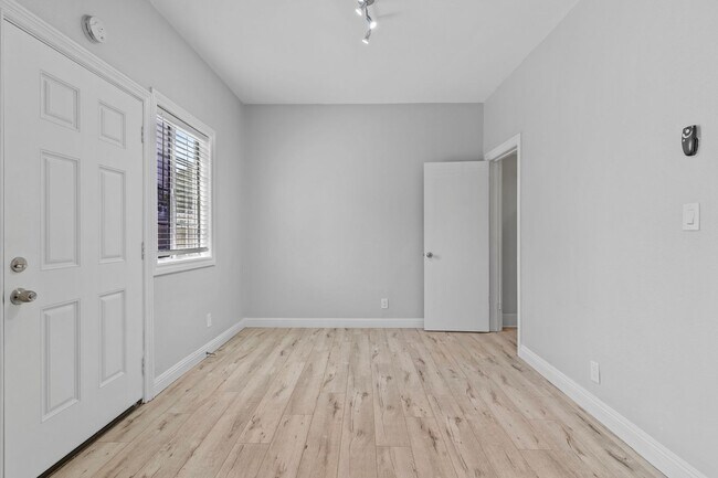 Foto del edificio - 338 - 350 E. 7th St.