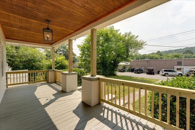 Foto del edificio - Adorable Red Bank House Walking Distance t...