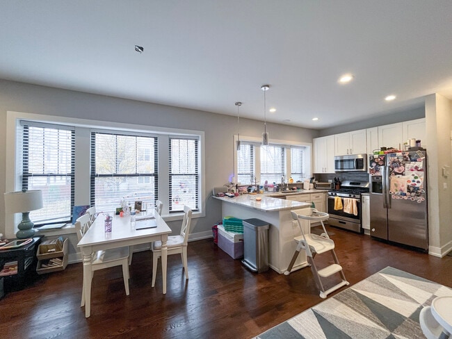 Foto del edificio - 1750 W Summerdale Ave