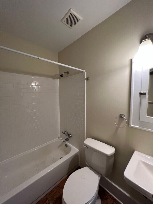 Building Photo - Charming Capital Heights Home