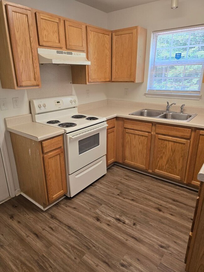Building Photo - Located in Parkers Xing a home with 4BR/2....