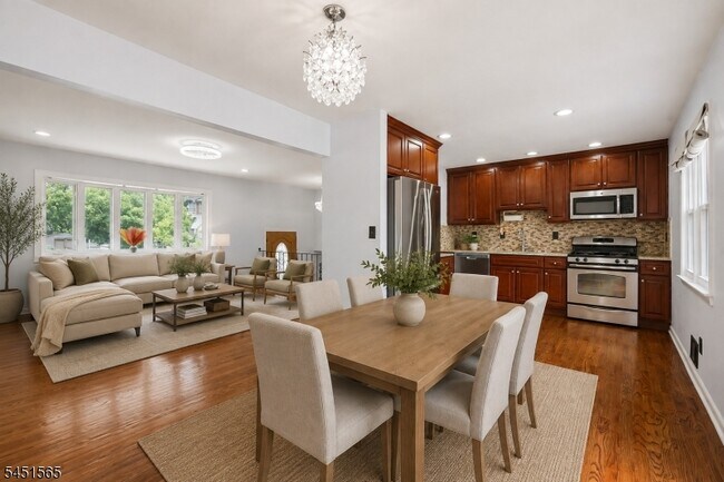 Foto del edificio - 18 Deerwood Ave